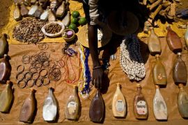 Mugsu, Tanzania: ambulante vende "medicine" preparate utilizzando parti del corpo di albini mutilati. L'arto di un albino arriva a costare anche 2.000 dollari- Foto di Marcus Bleasdale, VII/Corbis.